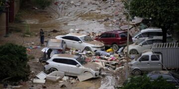 seorang wanita berjalan melewati 261