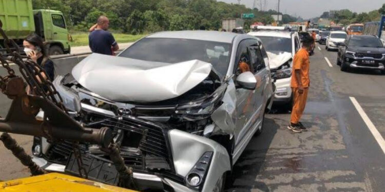 Tabrakan Beruntun di Tol Cikampek 10102