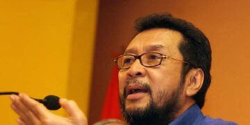 juru bicara sekaligus anggota tim penyelamatan partai golkar yoris raweyai (kiri) didampingi anggota tim penyelamatan partai golkar agus gumiwang kartasasmita (kanan) memberikan keterangan pers di kantor dpp partai golkar, jakarta, jumat (28/11).