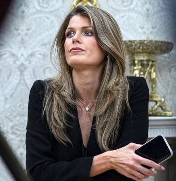 Tantangan Comey terhadap Lindsey Halligan trump signs executive orders in the oval office