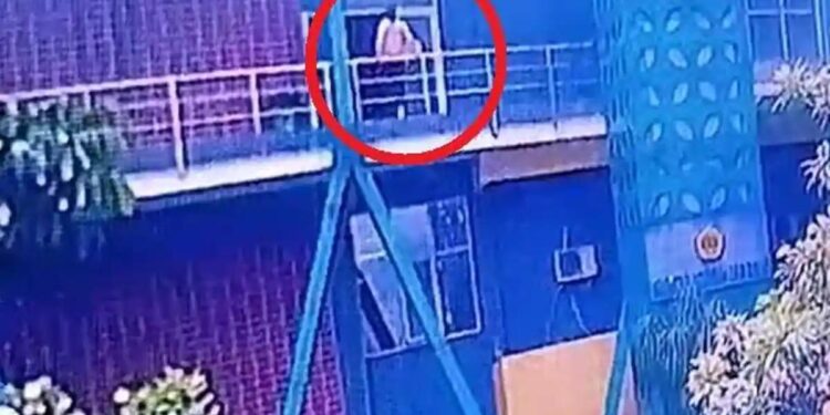 detik detik mahasiswi jatuh dari lantai 3 universitas pakuan kota bogor 